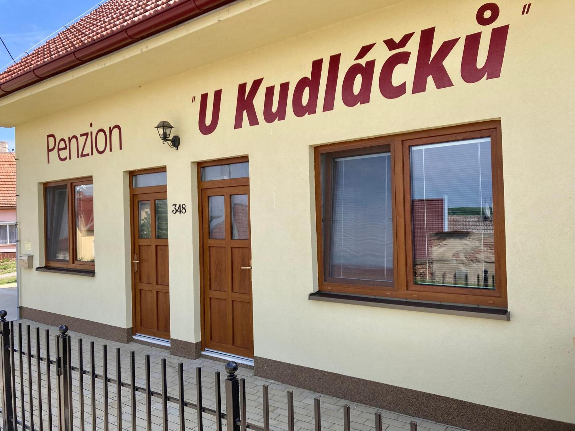 Apartmany S Klimatizaci - Penzion U Kudlacku Pouzdrany Exterior photo