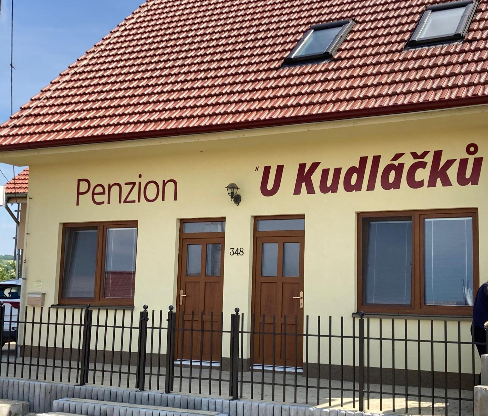 Apartmany S Klimatizaci - Penzion U Kudlacku Pouzdrany Exterior photo